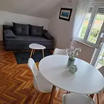 Zinda Apartment Sukosan